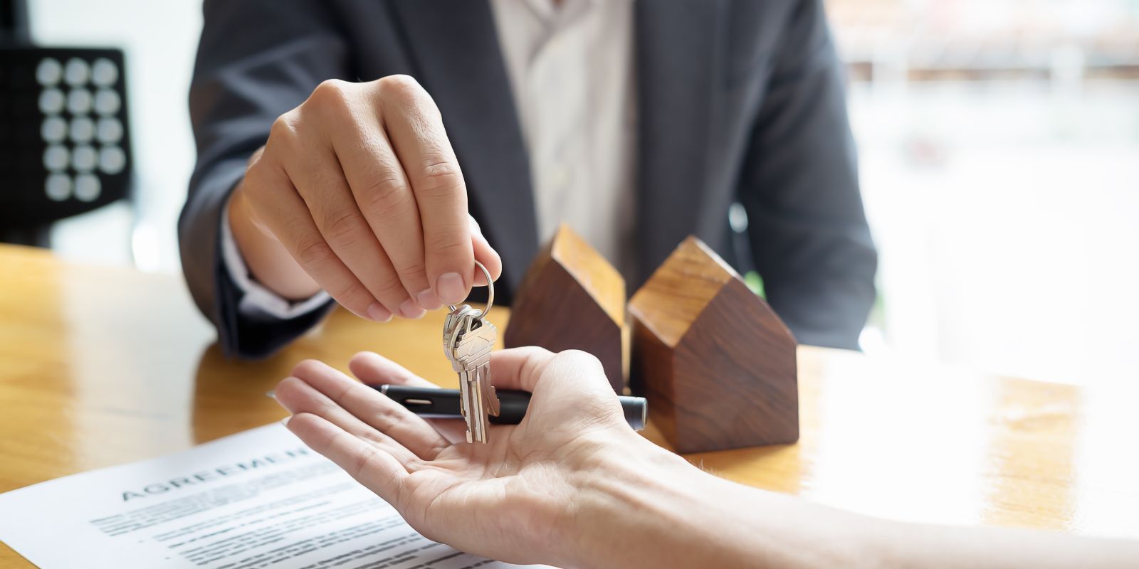 The Role of a Real Estate Lawyer in Drafting the Contract