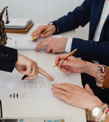 Should You Hire a Real Estate Lawyer Before Making an Offer?